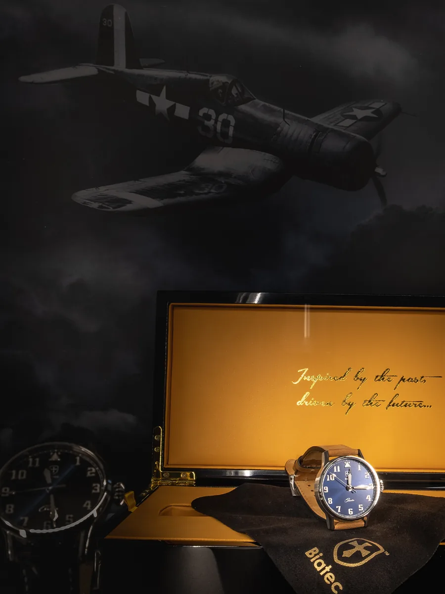 Pilotné hodinky Biatec s modrým číselníkom v showroome WatchExclusive
